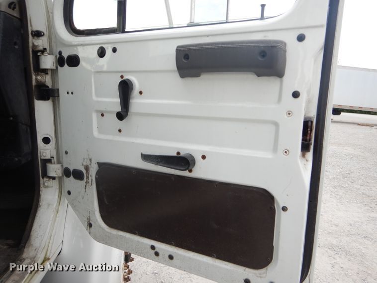 image for item DH6069 2001 International 4700 semi truck