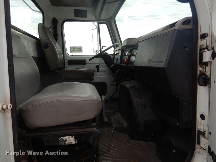 image for item DH6069 2001 International 4700 semi truck