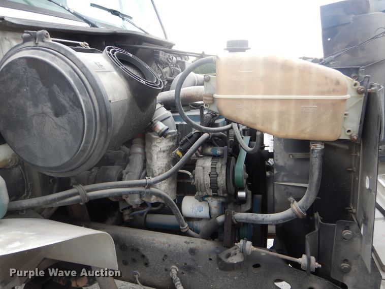 image for item DH6069 2001 International 4700 semi truck