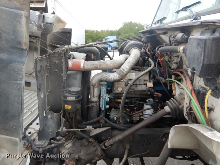 image for item DH6069 2001 International 4700 semi truck