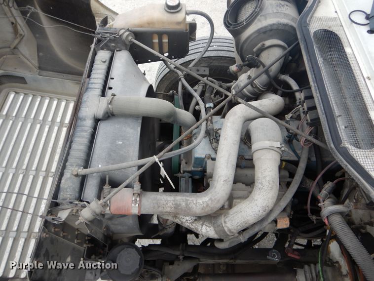 image for item DH6069 2001 International 4700 semi truck