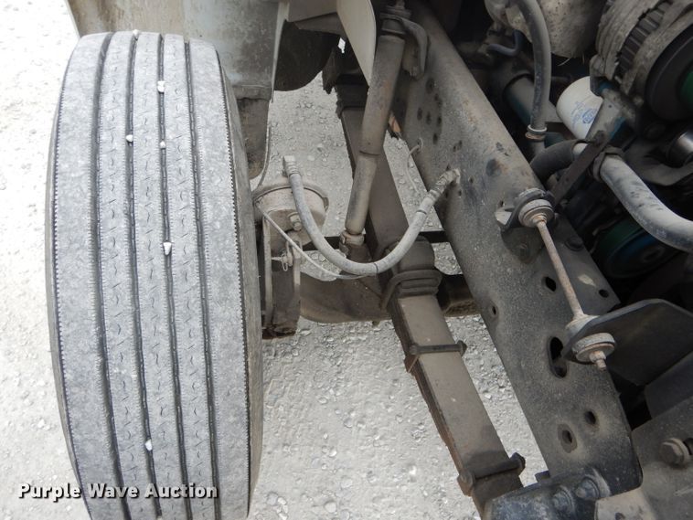 image for item DH6069 2001 International 4700 semi truck