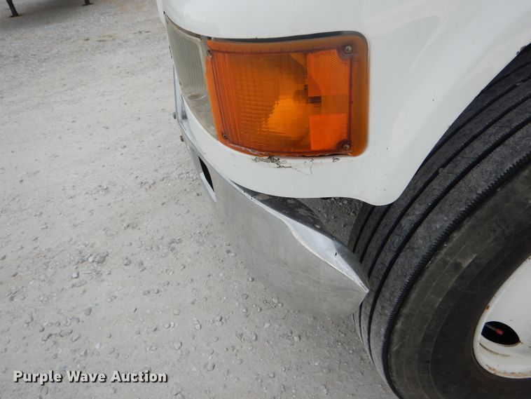 image for item DH6069 2001 International 4700 semi truck