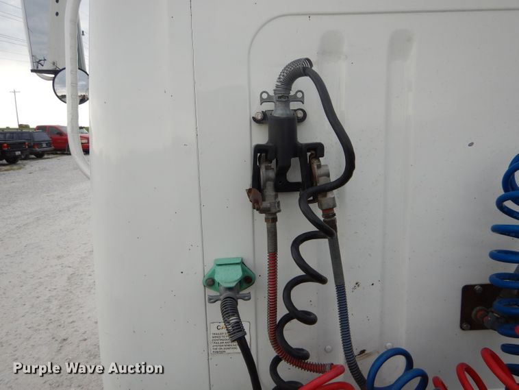 image for item DH6069 2001 International 4700 semi truck