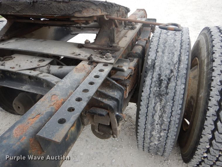 image for item DH6069 2001 International 4700 semi truck