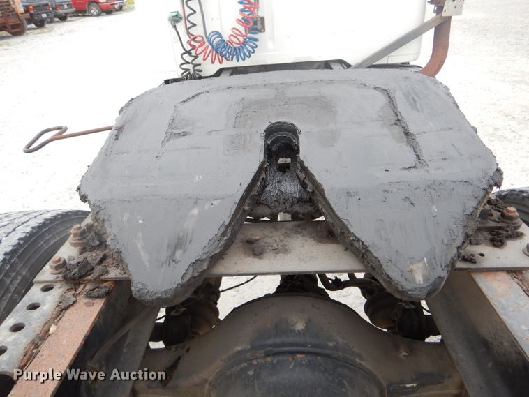 image for item DH6069 2001 International 4700 semi truck