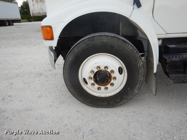 image for item DH6069 2001 International 4700 semi truck