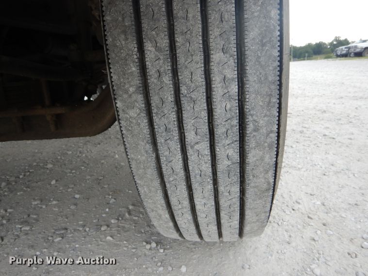 image for item DH6069 2001 International 4700 semi truck