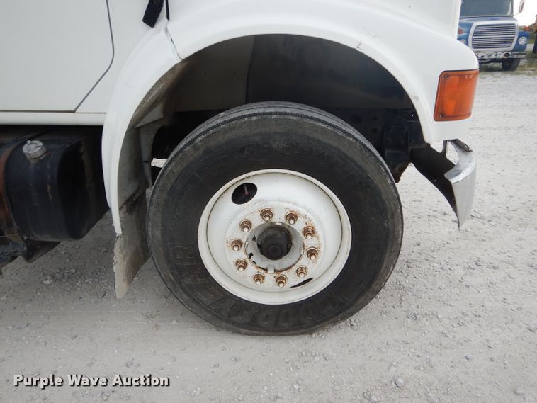 image for item DH6069 2001 International 4700 semi truck