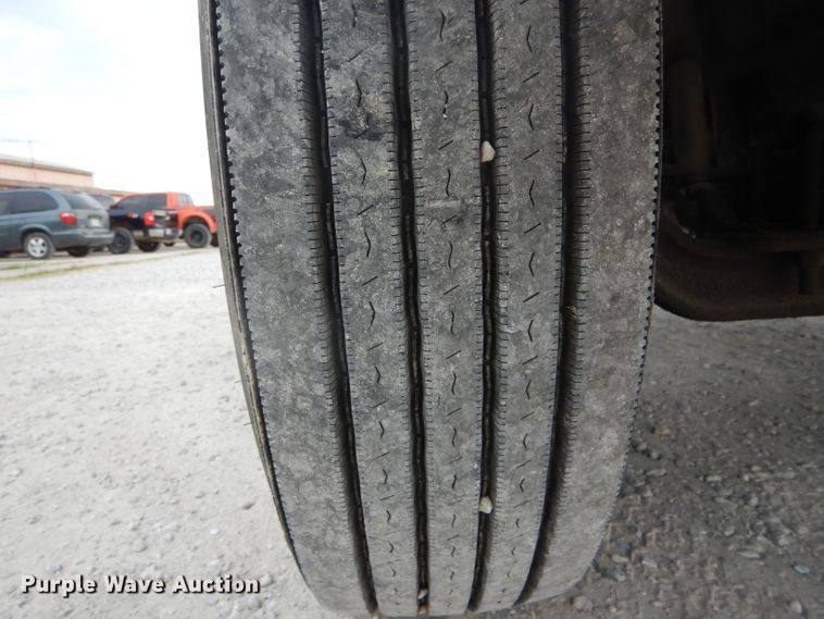 image for item DH6069 2001 International 4700 semi truck