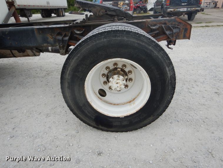 image for item DH6069 2001 International 4700 semi truck