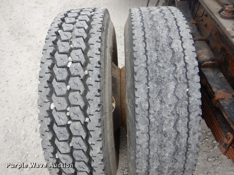 image for item DH6069 2001 International 4700 semi truck