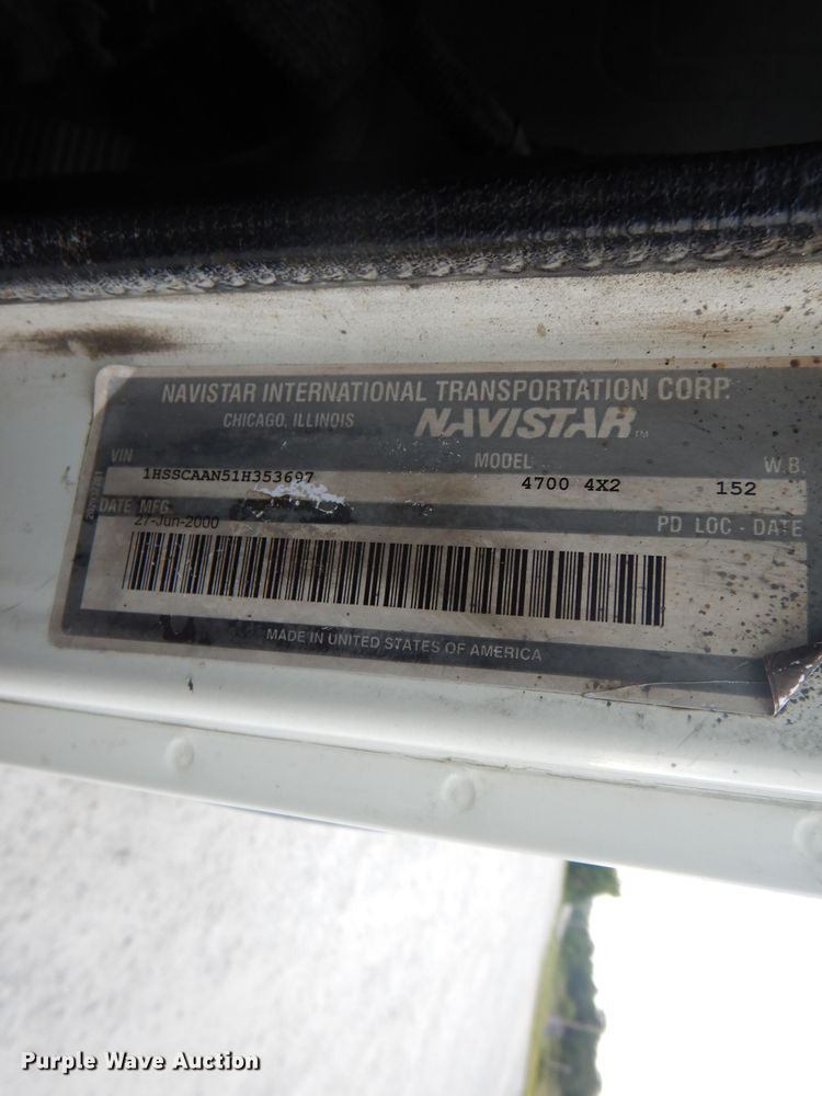 image for item DH6069 2001 International 4700 semi truck