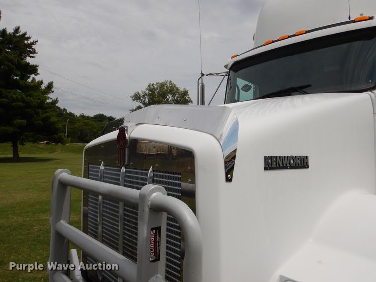 image for item EK9049 2012 Kenworth T800 semi truck
