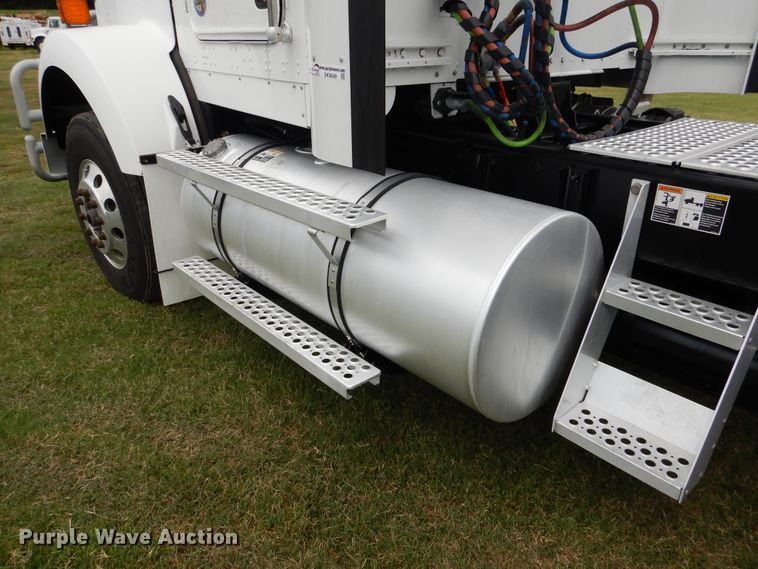 image for item EK9049 2012 Kenworth T800 semi truck