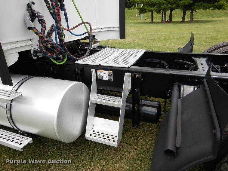 image for item EK9049 2012 Kenworth T800 semi truck