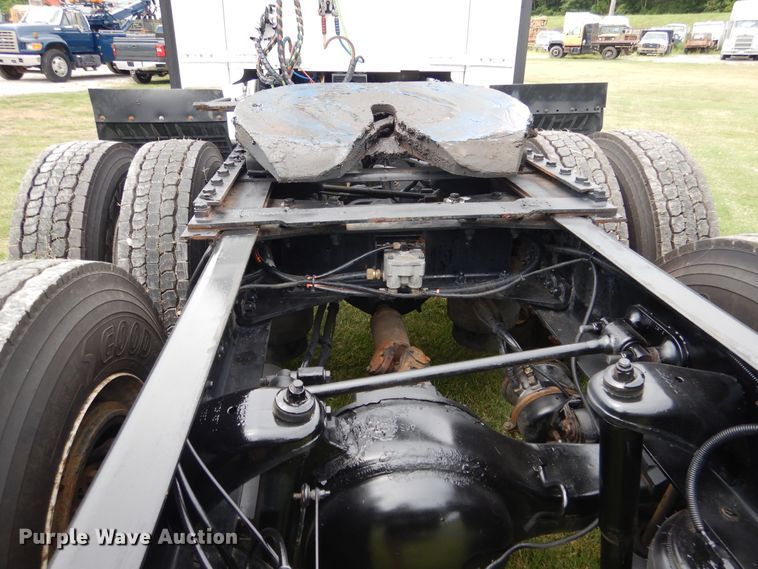 image for item EK9049 2012 Kenworth T800 semi truck