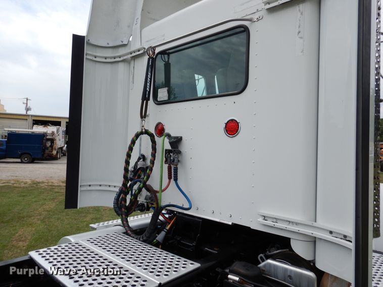 image for item EK9049 2012 Kenworth T800 semi truck