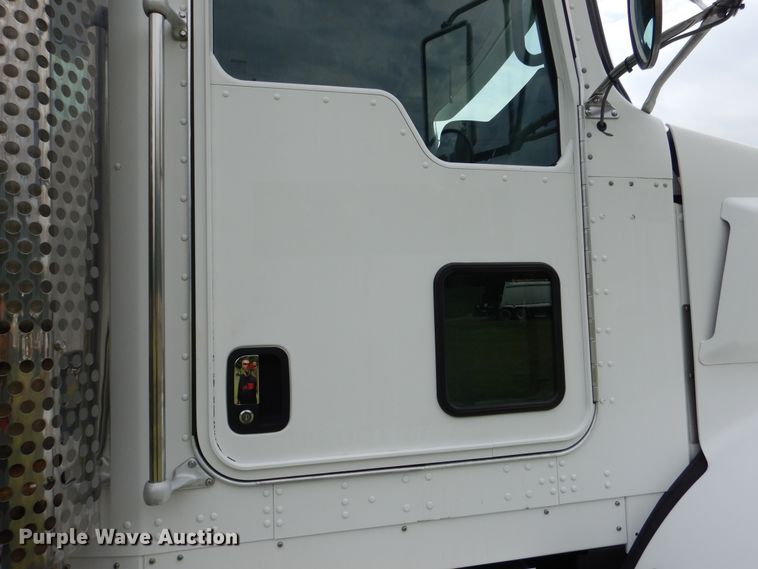 image for item EK9049 2012 Kenworth T800 semi truck