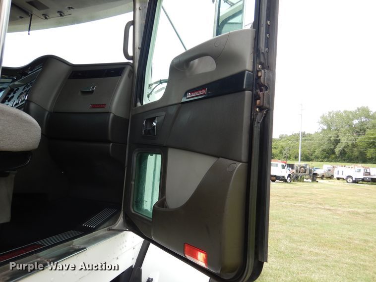 image for item EK9049 2012 Kenworth T800 semi truck