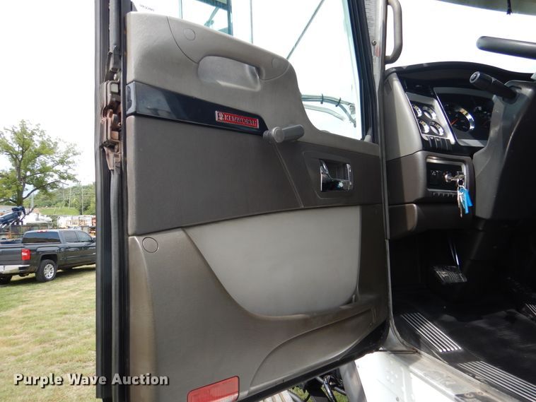 image for item EK9049 2012 Kenworth T800 semi truck