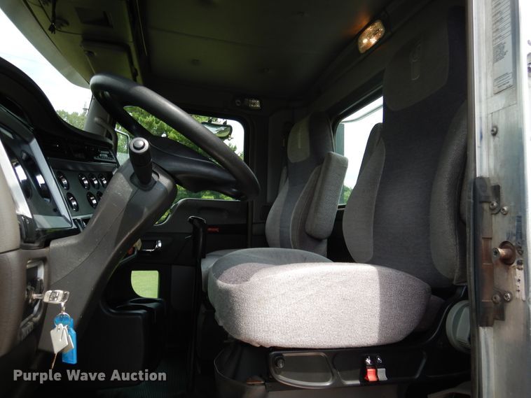 image for item EK9049 2012 Kenworth T800 semi truck