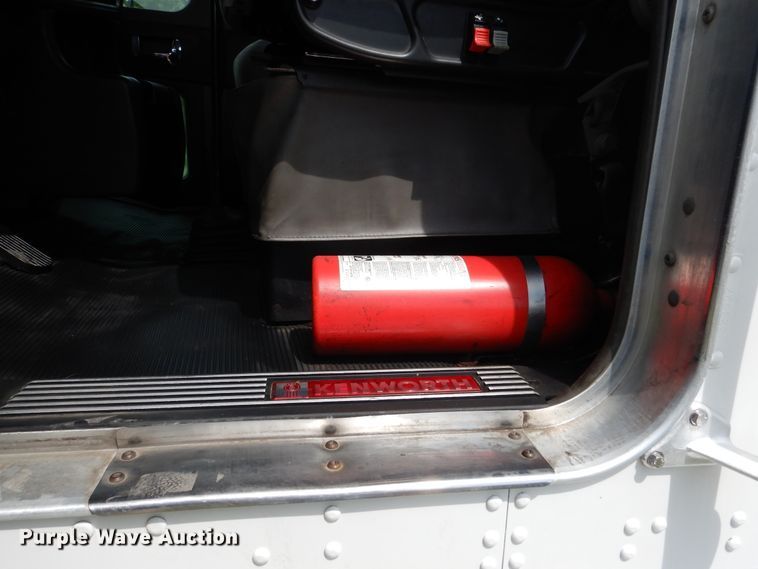 image for item EK9049 2012 Kenworth T800 semi truck