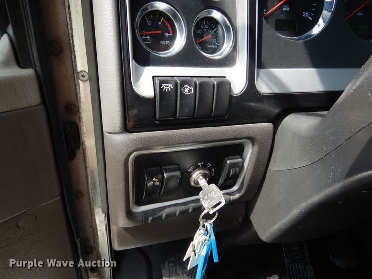 image for item EK9049 2012 Kenworth T800 semi truck