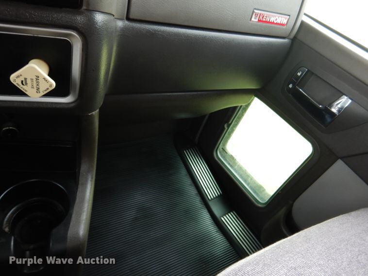 image for item EK9049 2012 Kenworth T800 semi truck