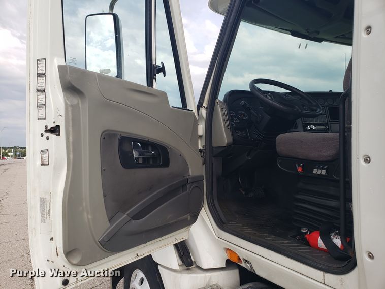 image for item ET9843 2013 International ProStar semi truck