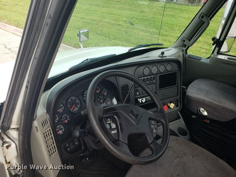 image for item ET9843 2013 International ProStar semi truck