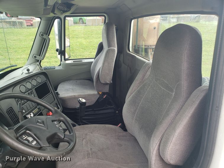 image for item ET9843 2013 International ProStar semi truck