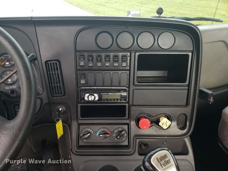 image for item ET9843 2013 International ProStar semi truck