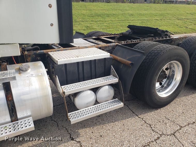 image for item ET9843 2013 International ProStar semi truck