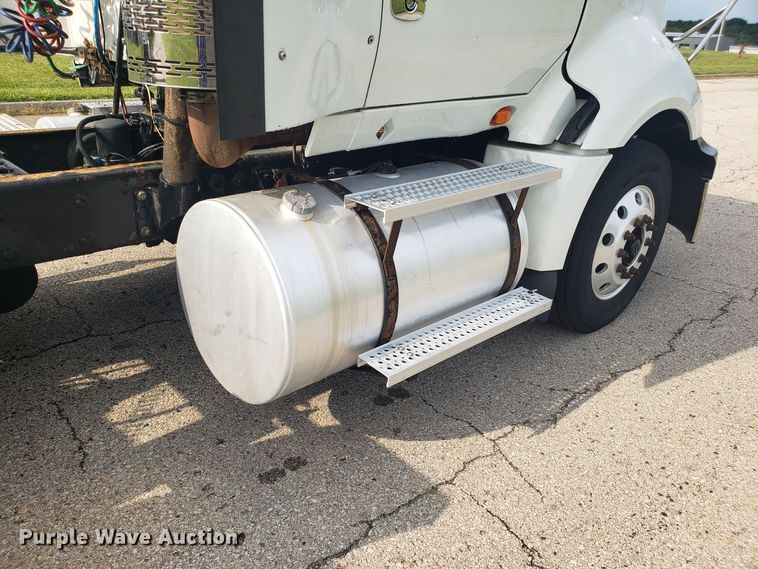 image for item ET9843 2013 International ProStar semi truck