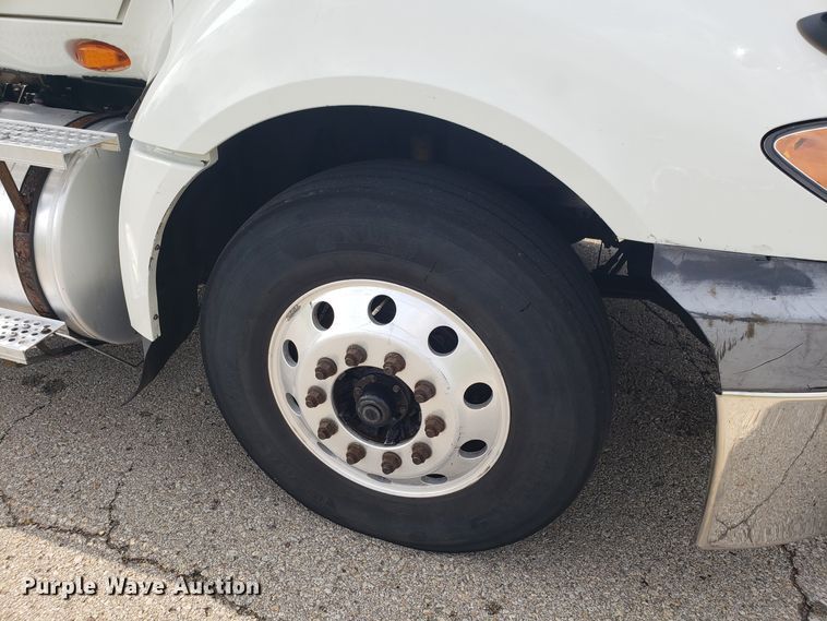 image for item ET9843 2013 International ProStar semi truck