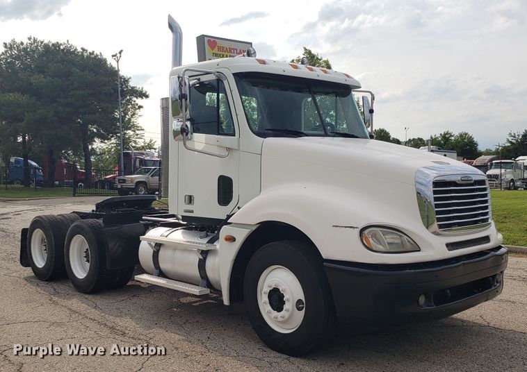 image for item ET9844 2006 Freightliner Columbia semi truck