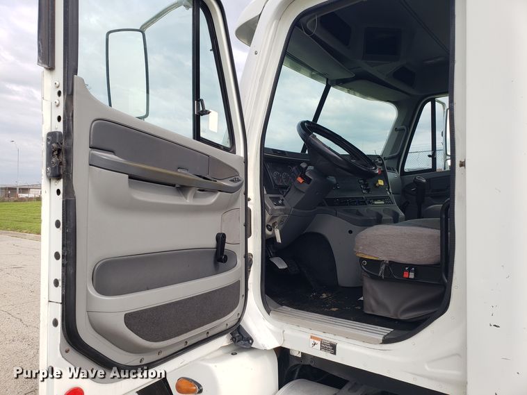 image for item ET9844 2006 Freightliner Columbia semi truck