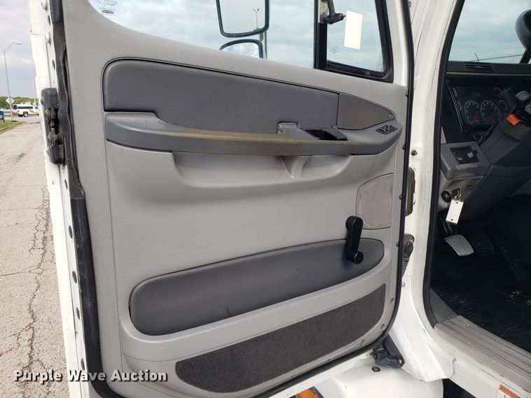 image for item ET9844 2006 Freightliner Columbia semi truck