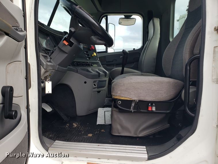 image for item ET9844 2006 Freightliner Columbia semi truck