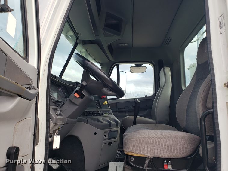 image for item ET9844 2006 Freightliner Columbia semi truck