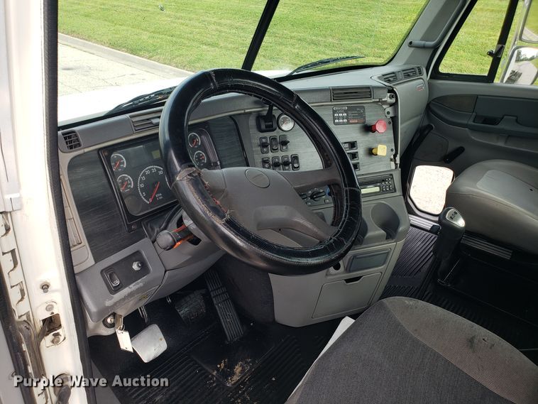 image for item ET9844 2006 Freightliner Columbia semi truck