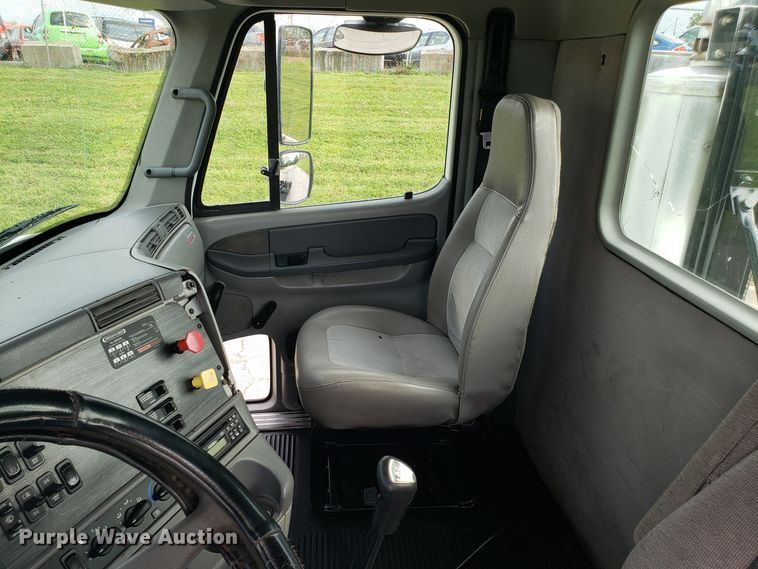 image for item ET9844 2006 Freightliner Columbia semi truck