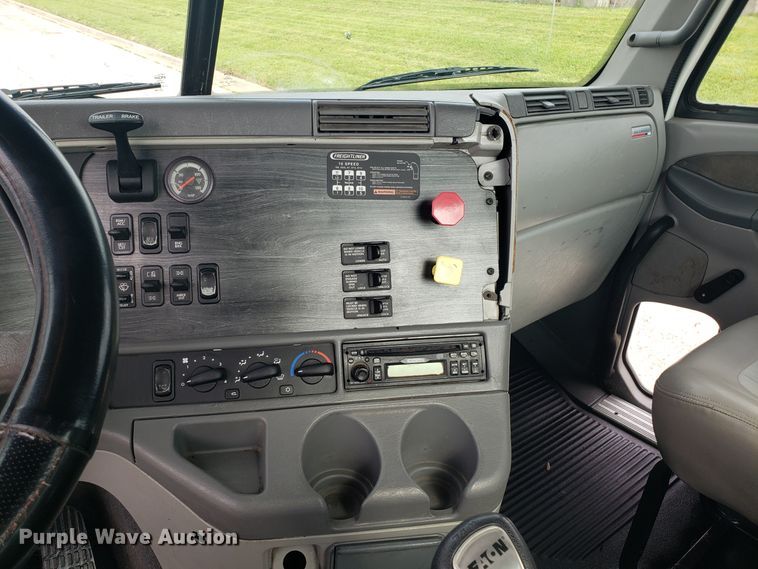 image for item ET9844 2006 Freightliner Columbia semi truck