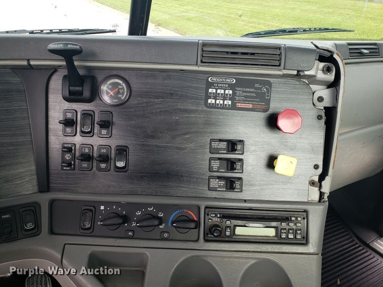 image for item ET9844 2006 Freightliner Columbia semi truck