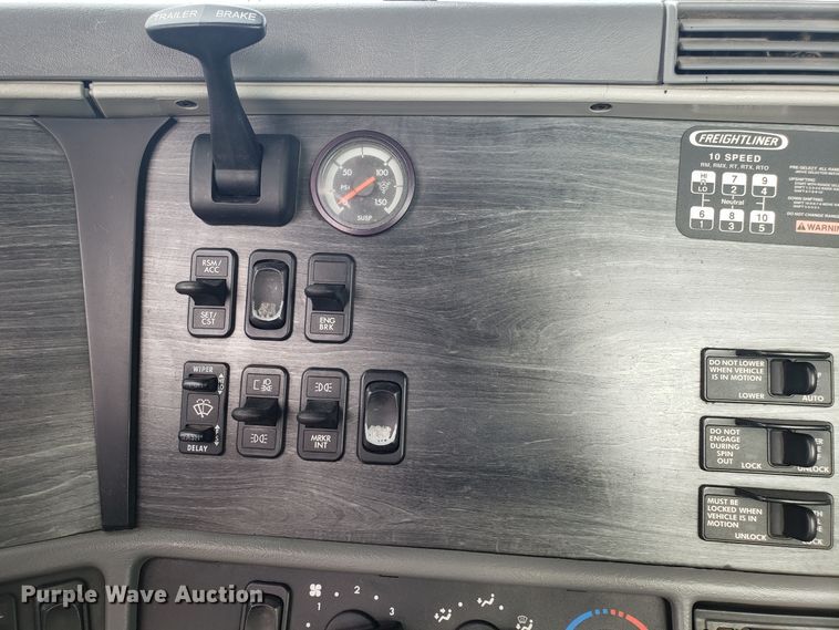 image for item ET9844 2006 Freightliner Columbia semi truck