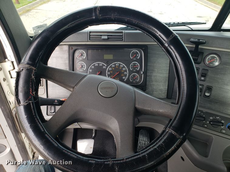 image for item ET9844 2006 Freightliner Columbia semi truck