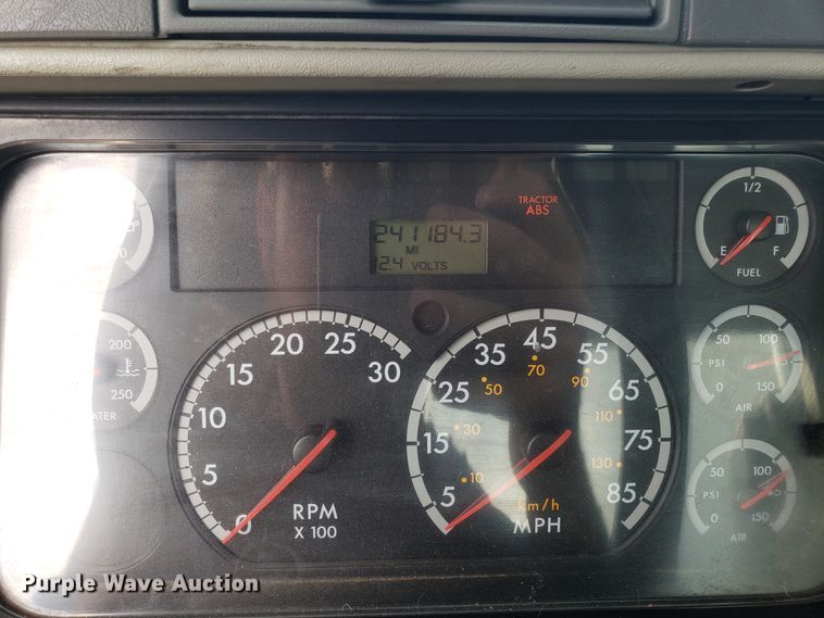 image for item ET9844 2006 Freightliner Columbia semi truck