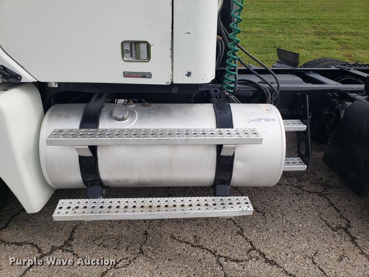 image for item ET9844 2006 Freightliner Columbia semi truck