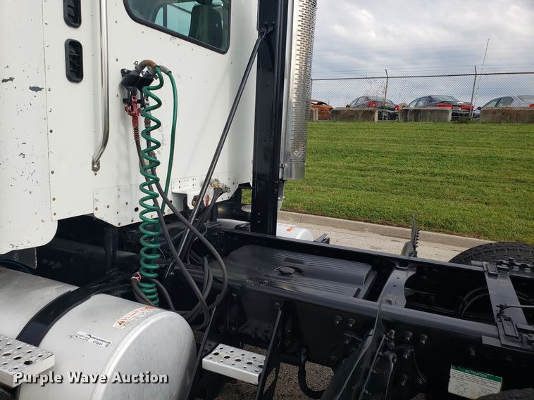 image for item ET9844 2006 Freightliner Columbia semi truck